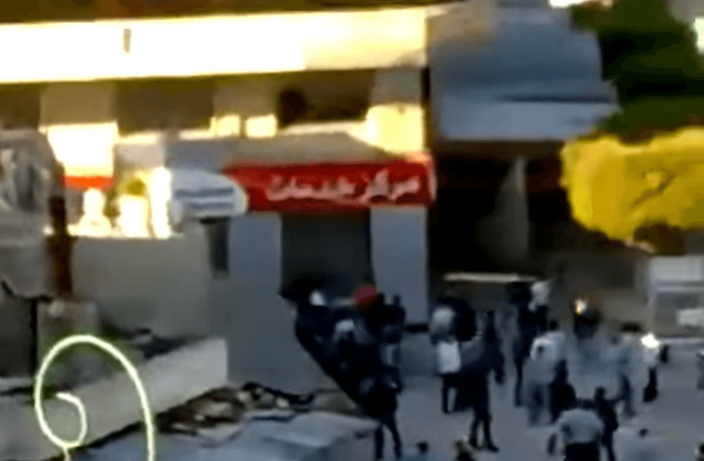 هل أُحرق مركز لسيرياتيل في اللاذقية احتجاجاً على رفع أسعار الإنترنت؟