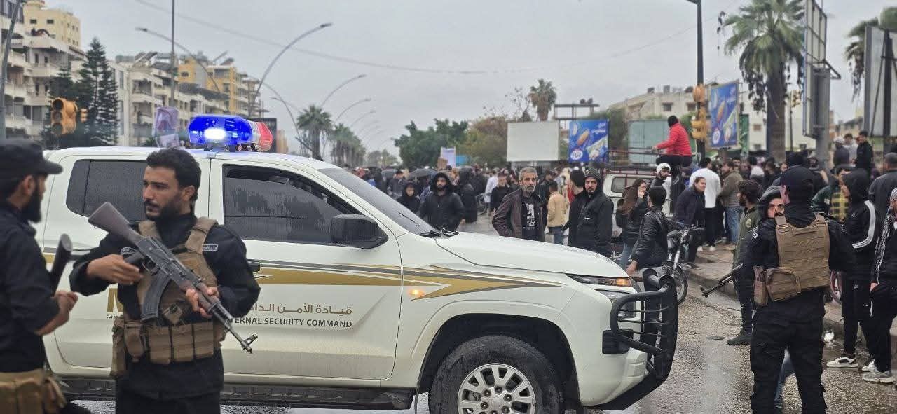 تضليل في سياق التحريض والكراهية يرافق مظاهرات الساحل وحمص وحماة 