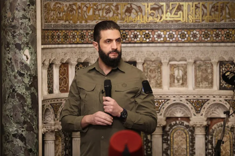 هل أعلن المتحف البريطاني عزمه عرض نسخة من القميص العسكري لأحمد الشرع؟