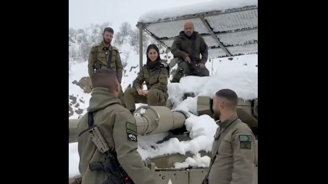 هذا المقطع قديم ولا يوثق غناء جنود إسرائيليين حديثاً في جبل الشيخ السوري 