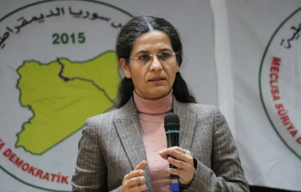 ما صحة تصريح إلهام أحمد حول تواصلها مع توماس باراك وصدمة قسد من تصريح ترامب؟