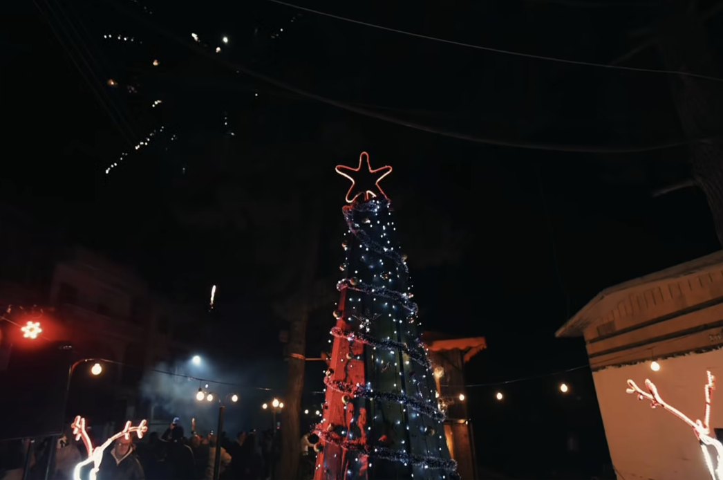 هل أحرق مسلحون شجرة الميلاد في حيّ العدوية بحمص؟