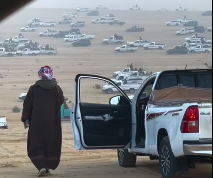 هل يُظهر الفيديو حشوداً لقوات العشائر موجهة ضد قسد؟