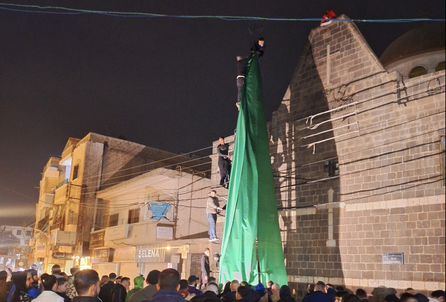 حقيقة إحراق شجرة الميلاد أمام كنيسة في صحنايا