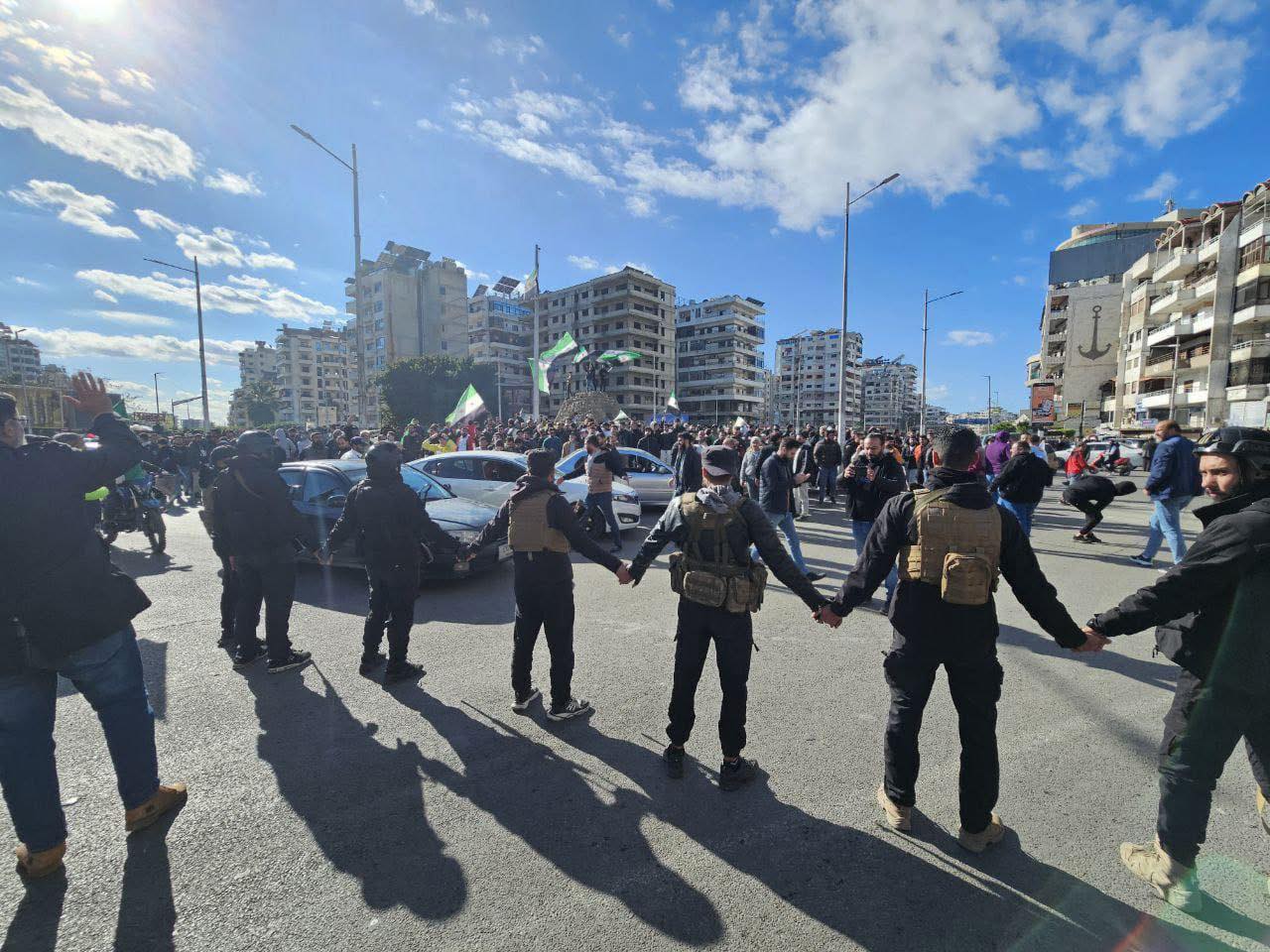 قيد التحديث: قتلى وجرحى تزامناً مع مظاهرات في الساحل السوري