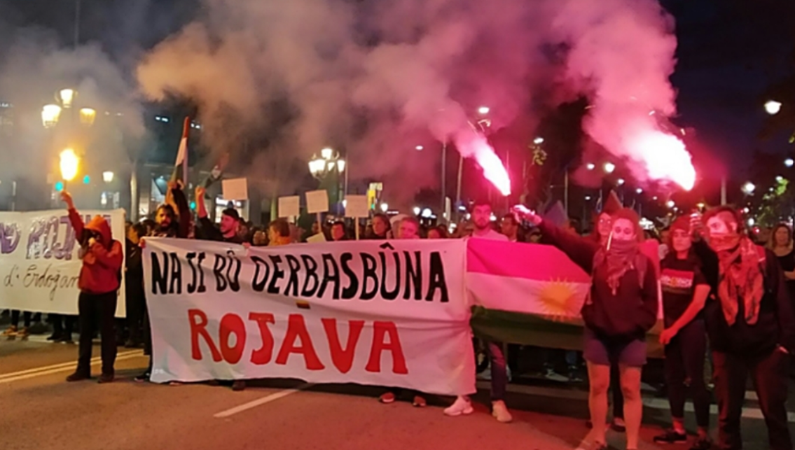 ما حقيقة الصورة المتداولة لمظاهرة تضامنية مع الكرد في برشلونة؟