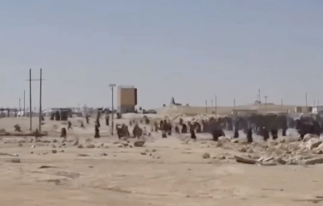 هذا الفيديو قديم ولا يوثق هروب سجناء تنظيم الدولة من مخيم الهول حديثاً 