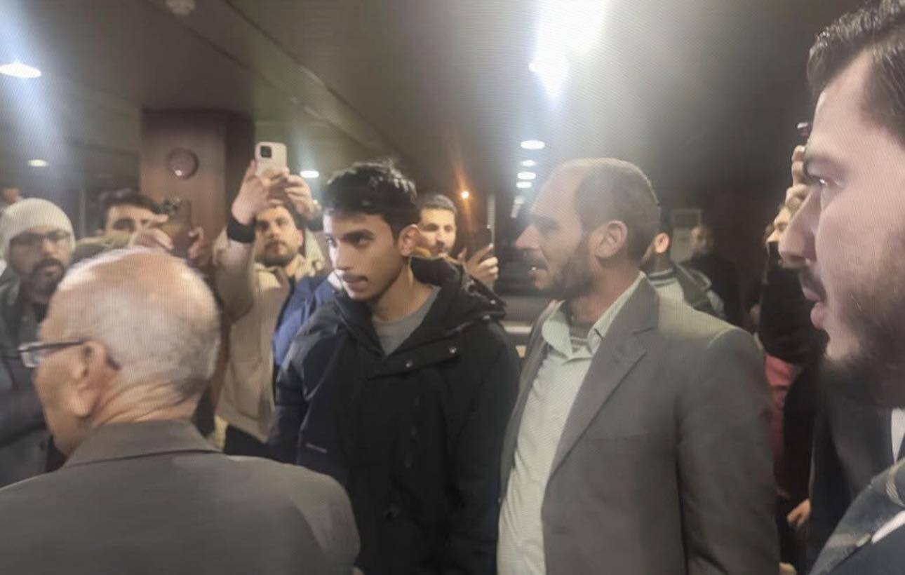 بعد أن حكم بالإعدام في العراق..الشاب محمد عنقا يصل إلى مطار دمشق