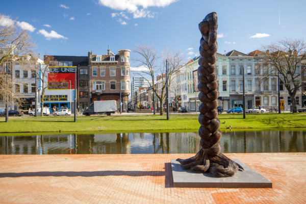 منحوتة الضفيرة في روتردام لا ترتبط بالسياق السوري