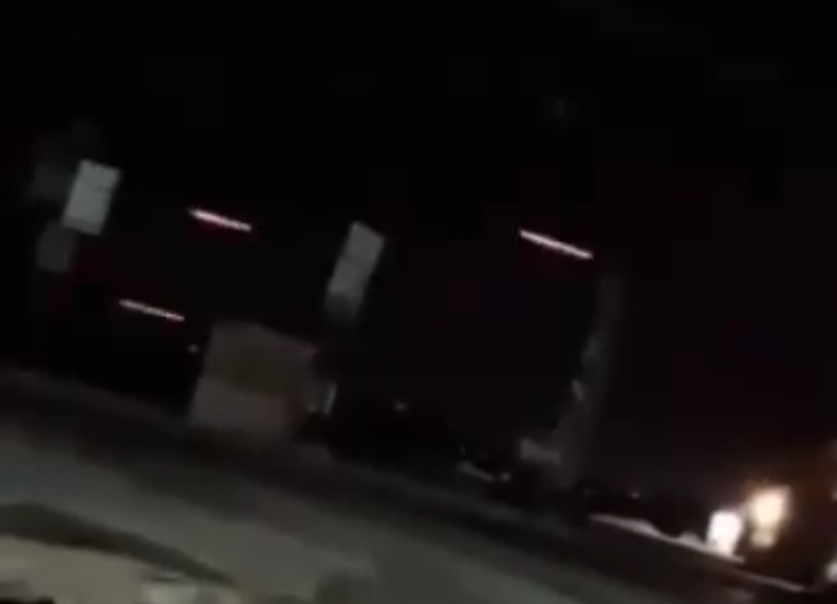 هل يظهر المقطع اشتباكات بين العشائر والقوات الحكومية السورية؟