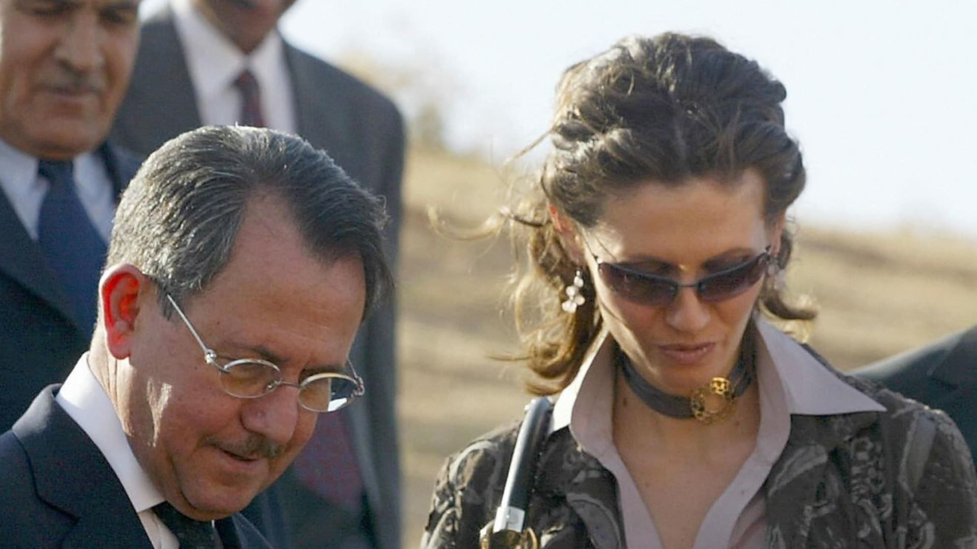 هل أجرى "فواز الأخرس" والد زوجة المخلوع تسوية في سوريا؟