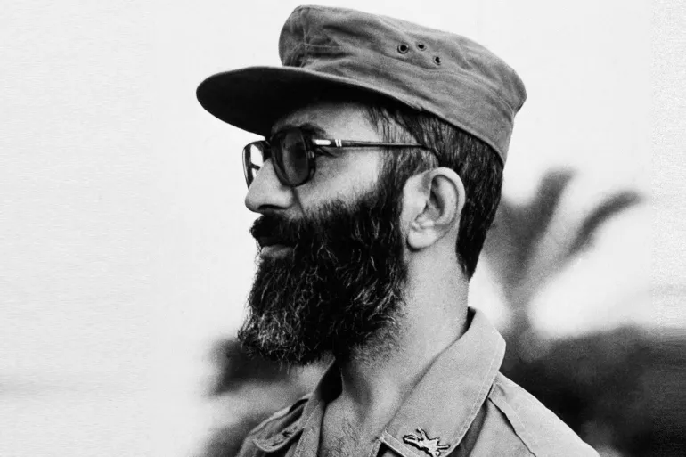 ما حقيقة الصورة المتداولة لعلي خامنئي في قلعة شهرنو قبل توليه السلطة؟