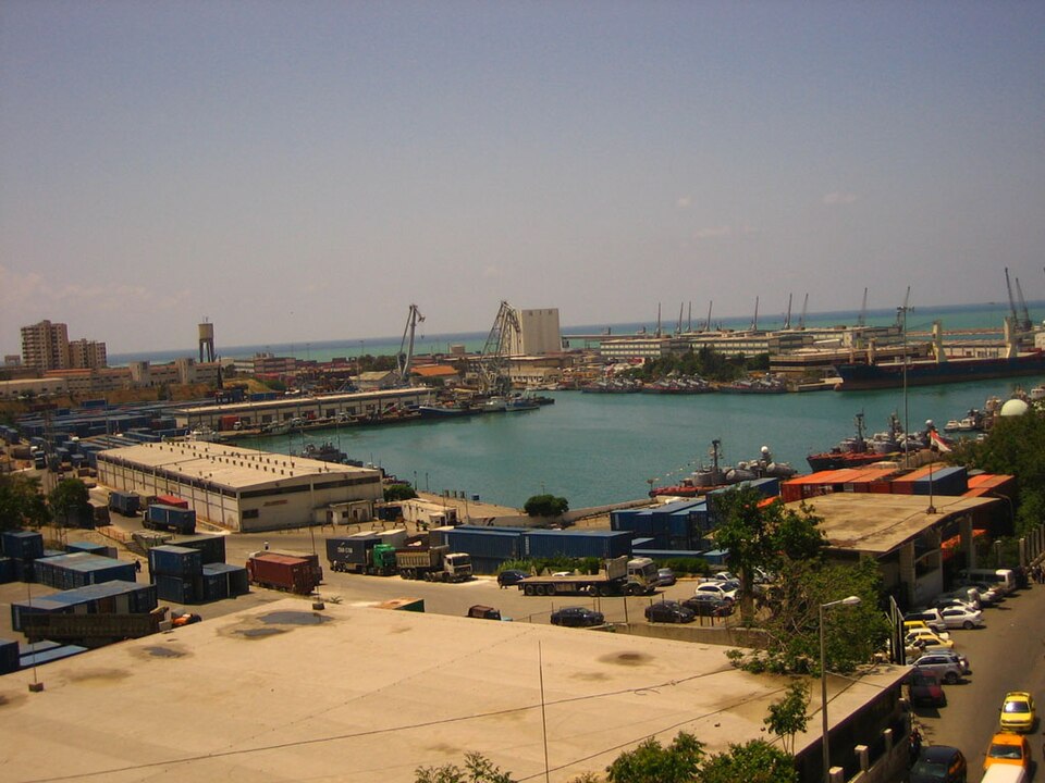 هذا الفيديو لا يُظهر تعدي على عمال متظاهرين في مرفأ اللاذقية