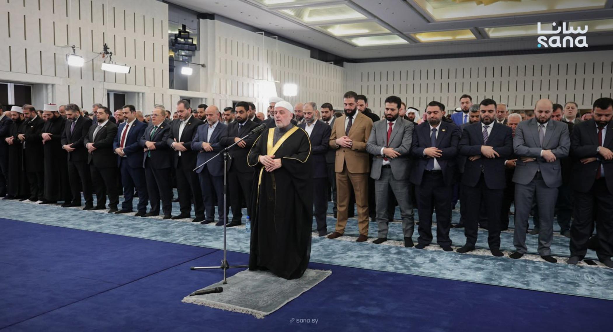 هل أدى الرئيس السوري ومسؤولون معه صلاة العيد وهم منتعلون أحذيتهم؟