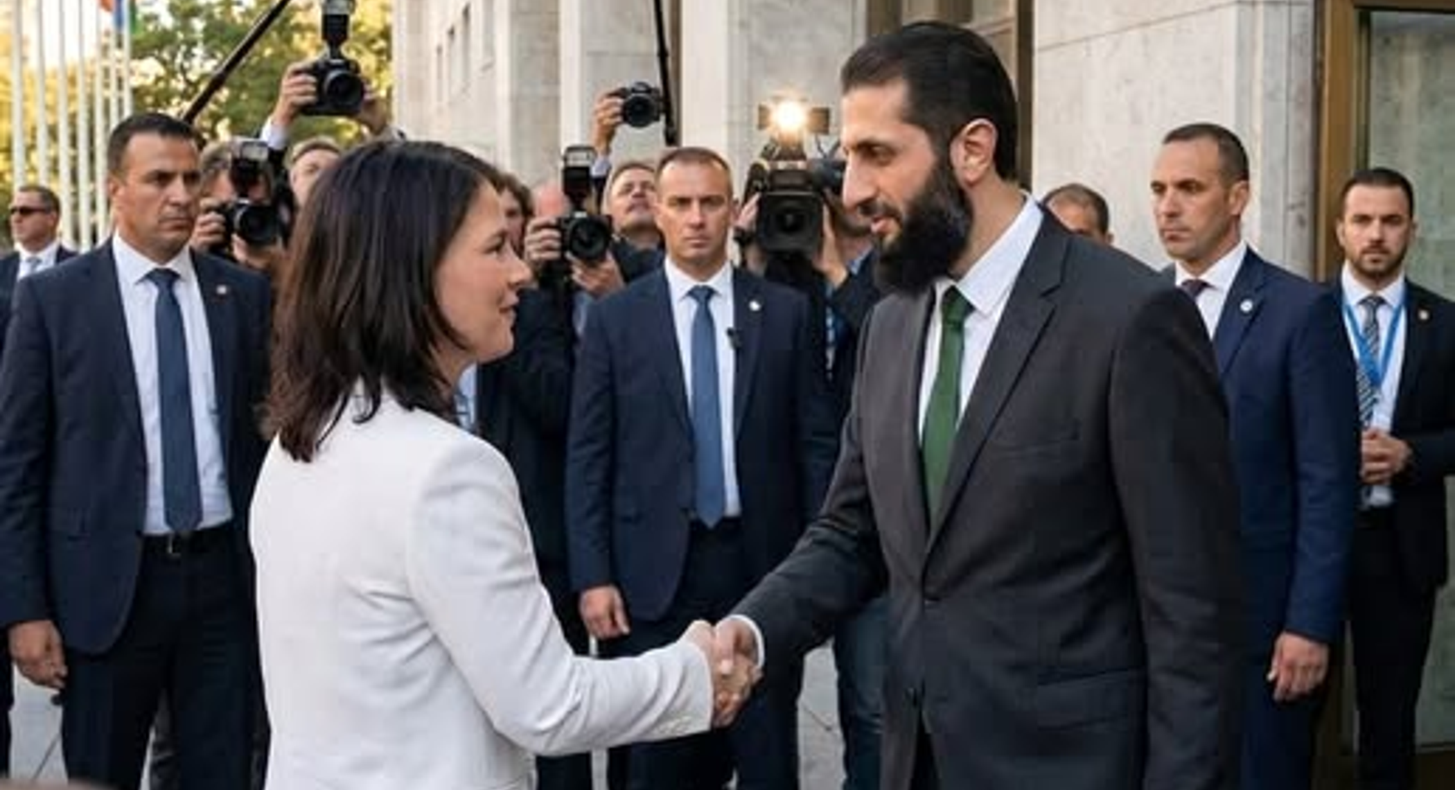 لا صحة لصور مصافحة الشرع وبيربوك في ألمانيا