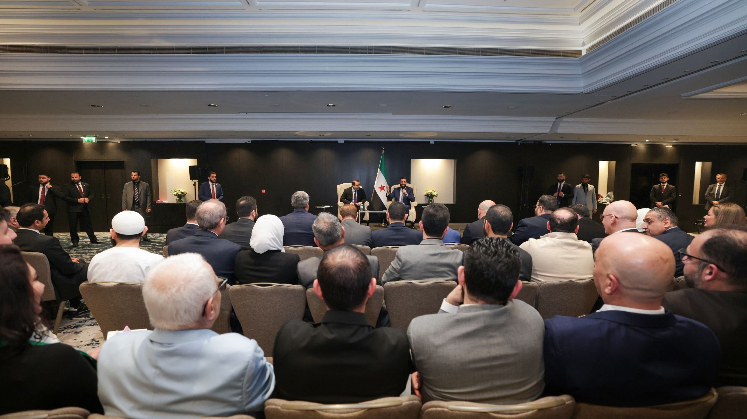 الرئيس الشرع يلتقي أبناء الجالية السورية في لندن