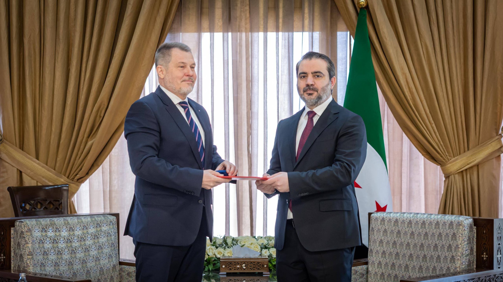 الشيباني يتسلّم أوراق اعتماد السفير التشيكي في دمشق