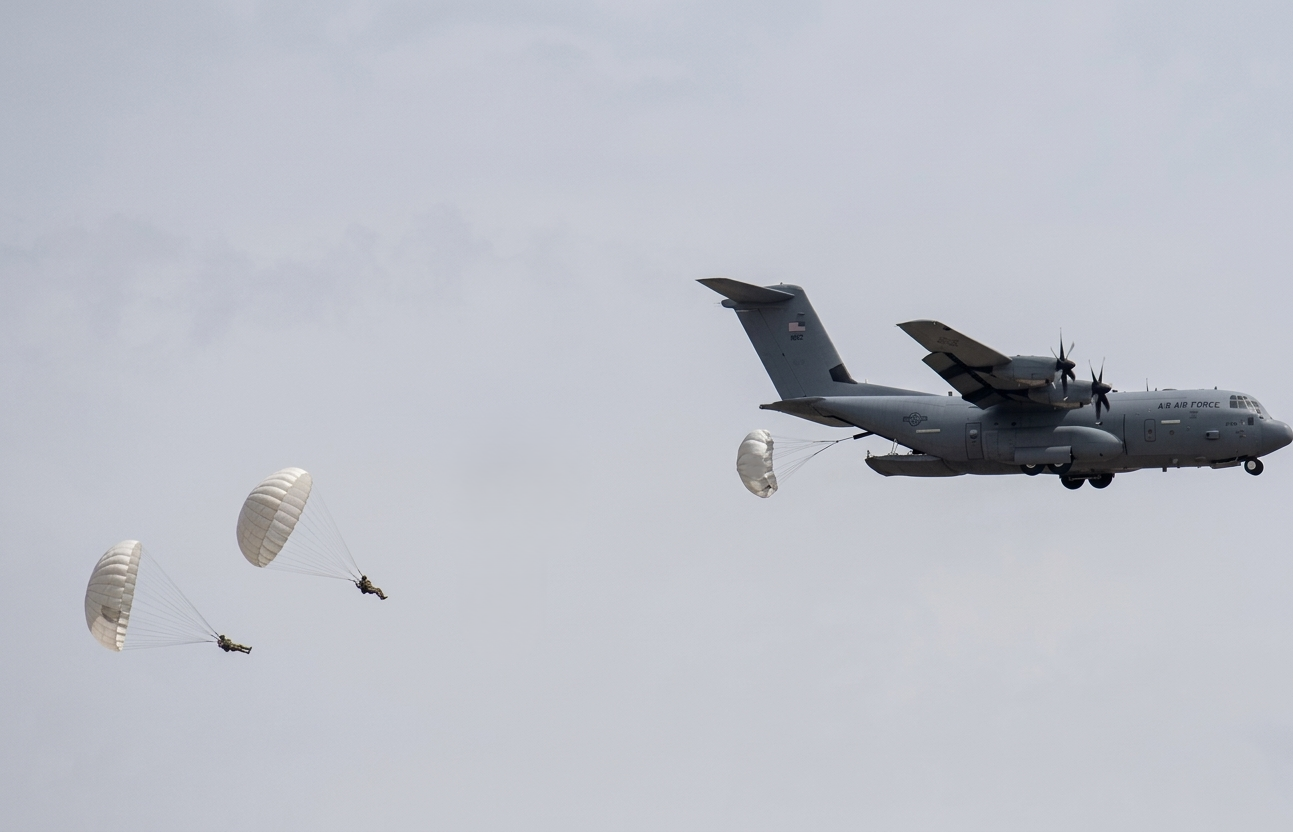 هذا المقطع ليس لأول عملية إنزال مظلي للجيش السوري على الحدود العراقية