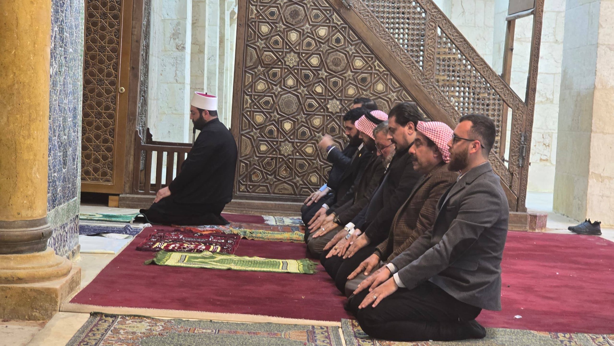 ليث البلعوس يؤم المصلين في الجامع الأموي بحلب ويثير الجدل