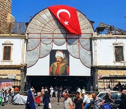 هل وضع العلم التركي عند مدخل سوق الحميدية بدمشق؟