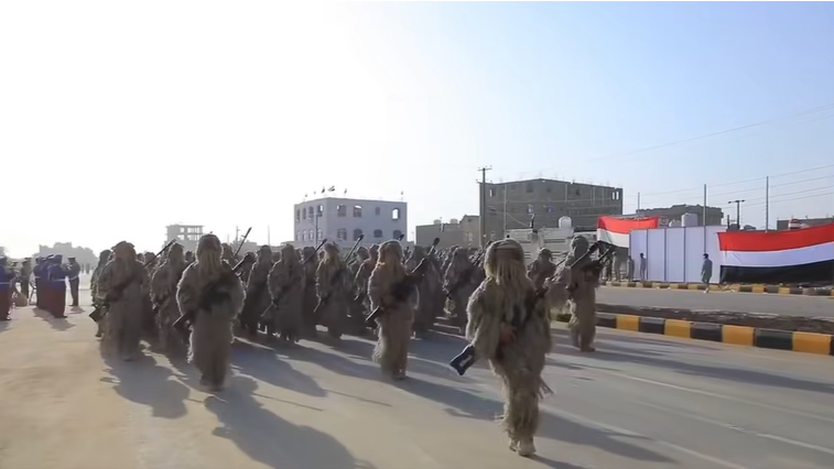 هذا الفيديو لا يصور الجيش اليمني وهو يردد أناشيد الجيش السوري