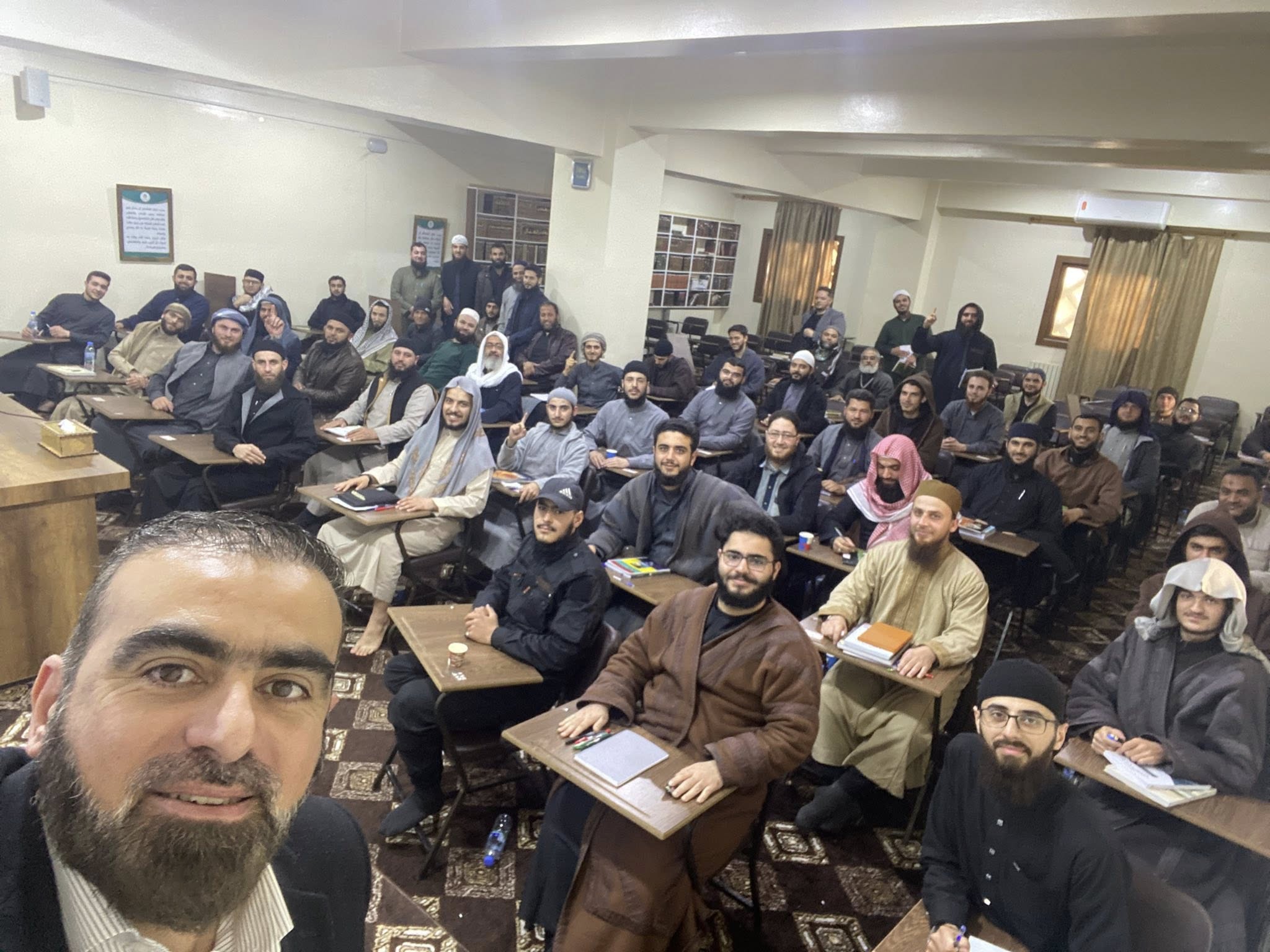 هل تُظهر هذه الصورة طلاب كلية العلوم السياسية في جامعة إدلب؟