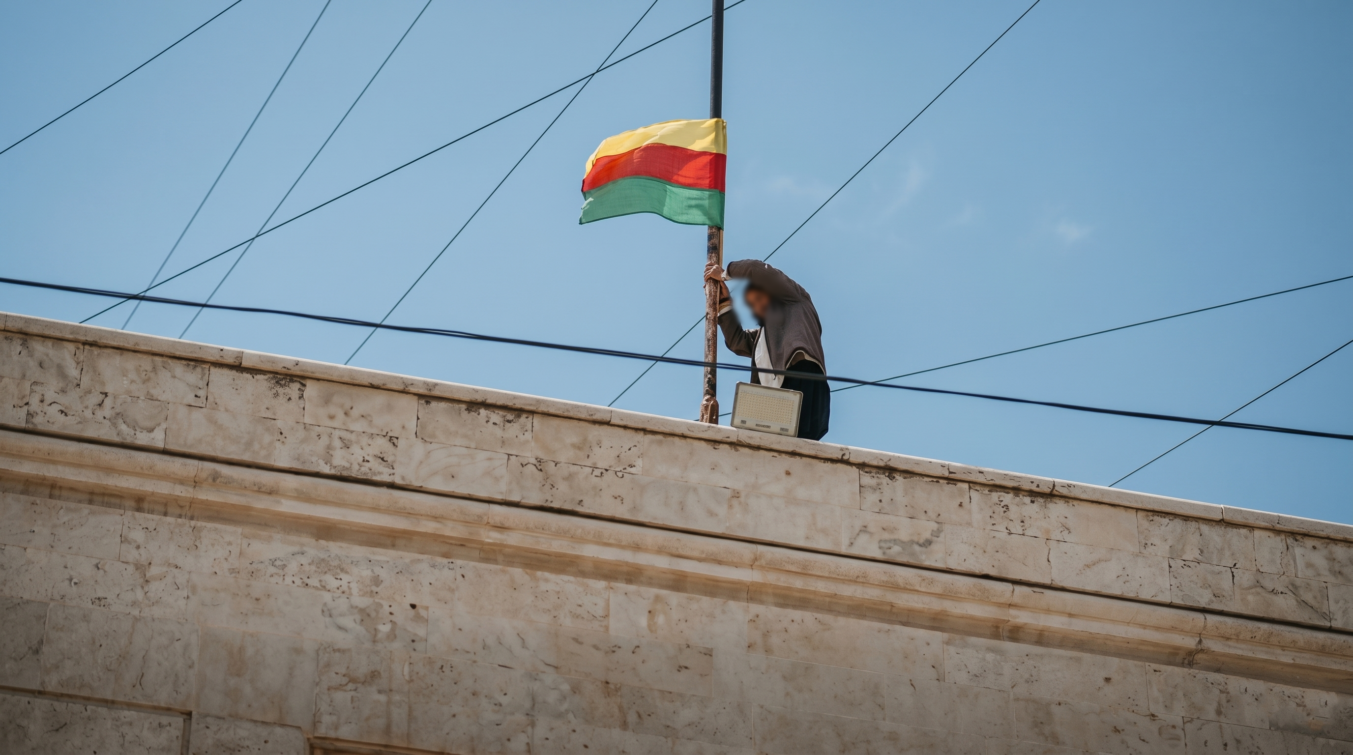 رفع علم PYD ومحاولات لإنزال العلم السوري فوق مبنى محافظة الحسكة