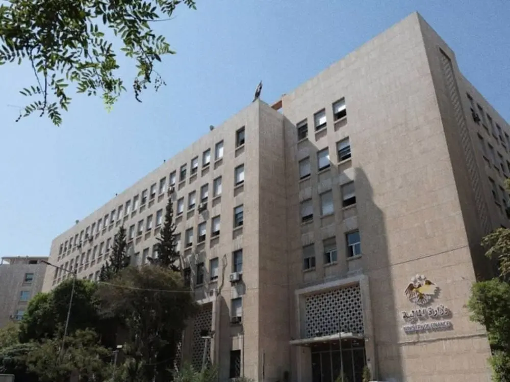 المالية السورية توضح آلية صرف الرواتب والتعويضات الجديدة
