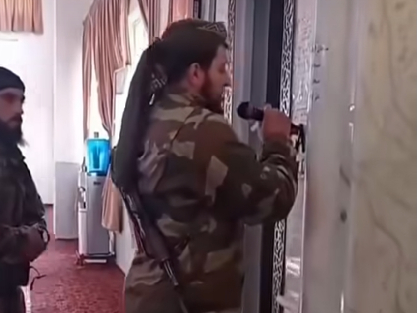 هذا الفيديو لا يظهر عنصراً في وزارة الدفاع يطالب "الشبيحة" بتسليم سلاحهم حديثاً