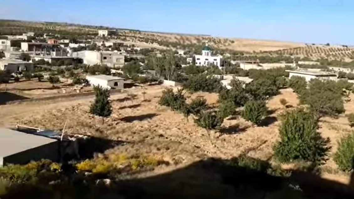 هذا المقطع لا يظهر اشتباكات في قرية الطفيل الحدودية بين لبنان وسوريا
