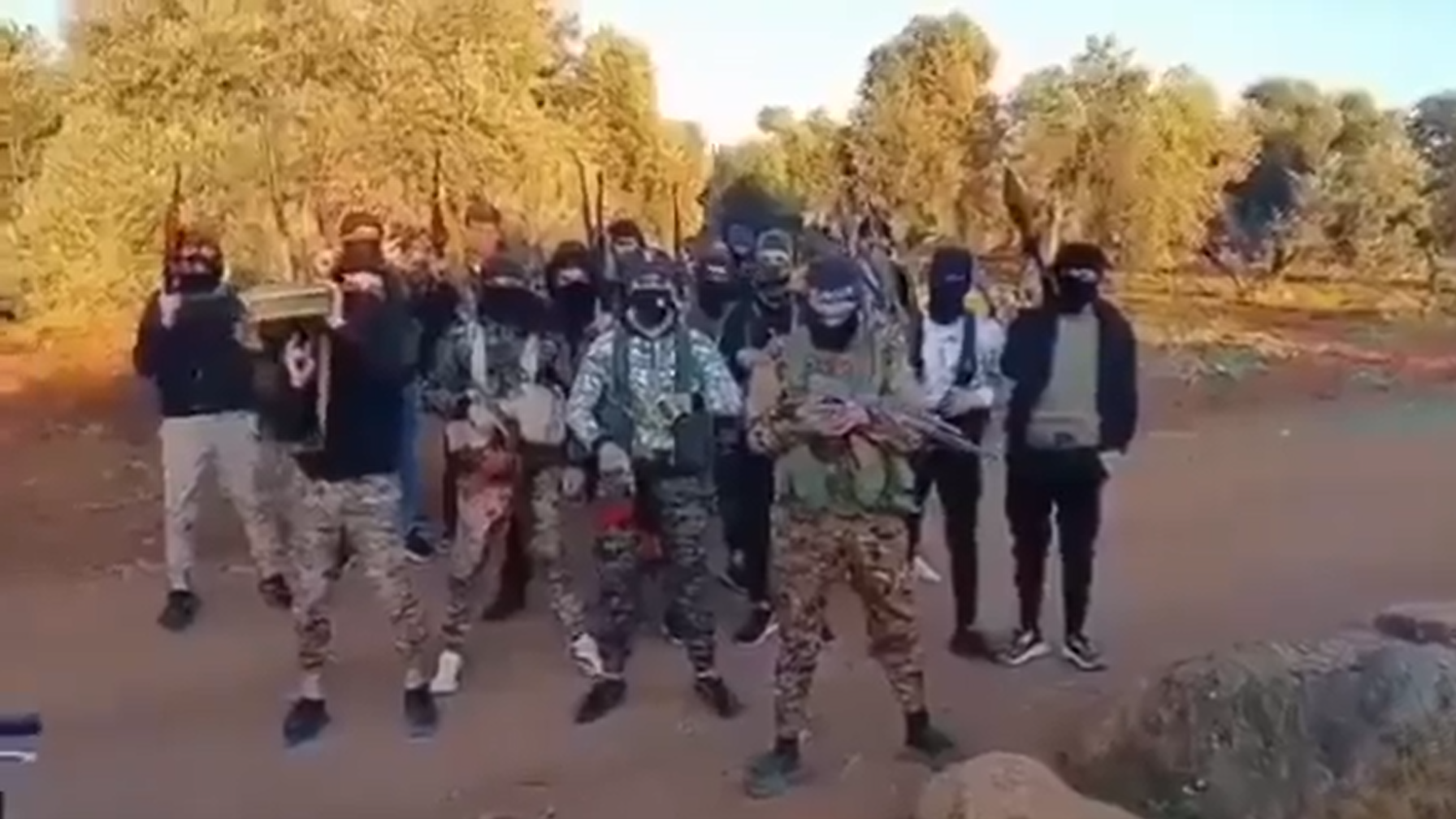 هذا المقطع لمسلحين في درعا يهددون الجيش الإسرائيلي قديم