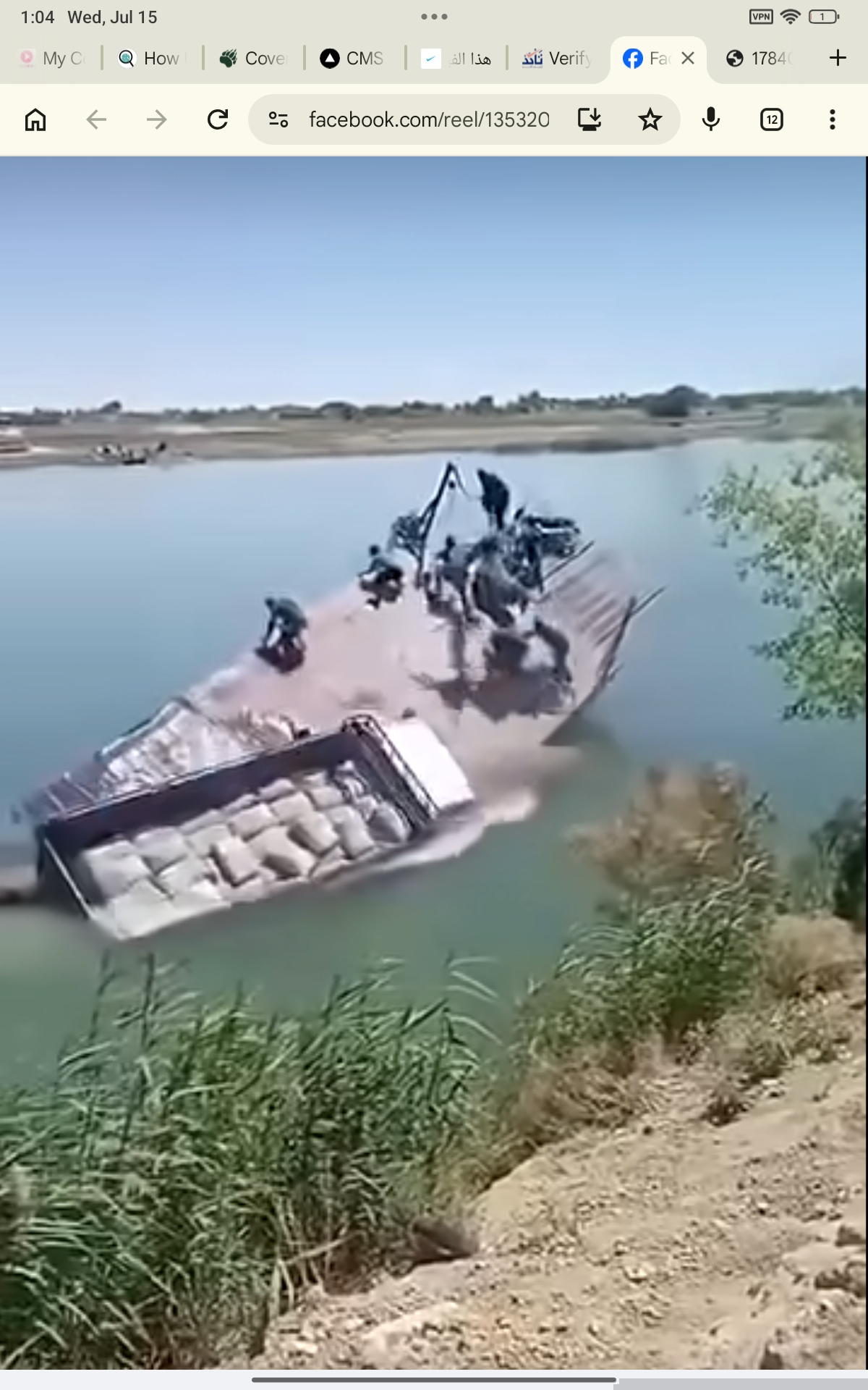 هذا الفيديو يظهر حادثة قديمة لسقوط شاحنة في نهر الفرات