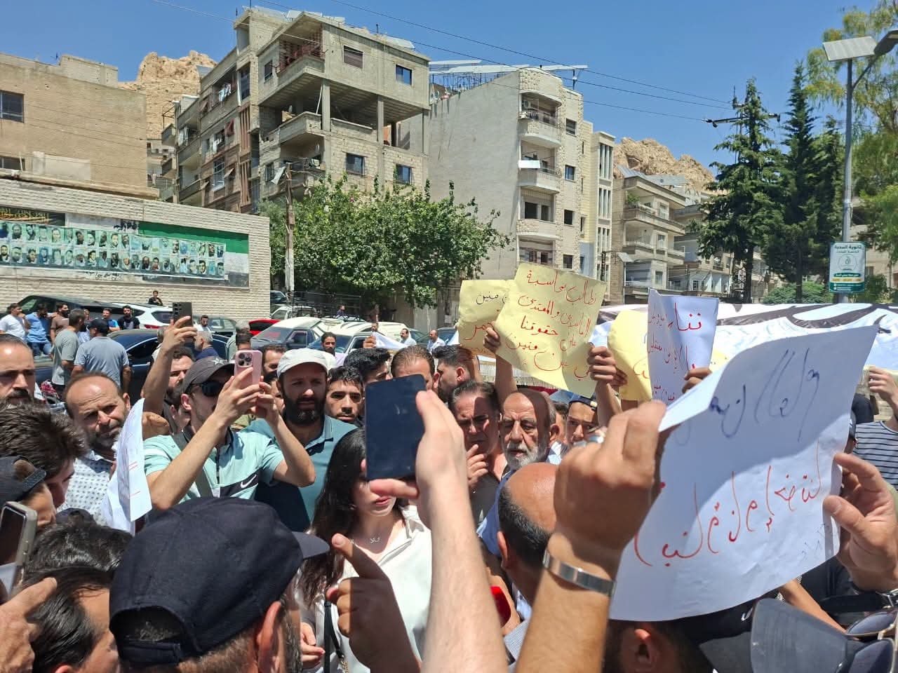 إضراب واعتصام في عين منين للمطالبة بالإفراج عن الموقوفين