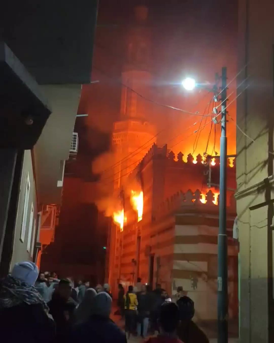 هل يوثق هذا الفيديو الحريق الذي اندلع في الجامع الأموي بدمشق؟