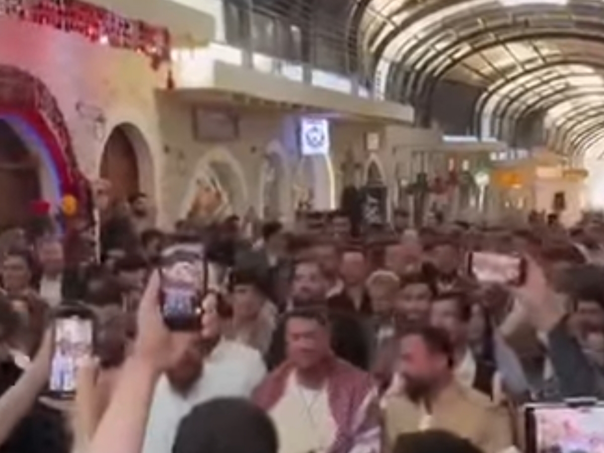 هل يوثق هذا الفيديو احتفالاً لكرد سوريين بزيارة بارزاني في سوق الحميدية بدمشق؟