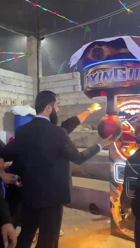 هل يظهر الرئيس السوري أحمد الشرع في هذا الفيديو وهو يقيس قوة لكمته؟