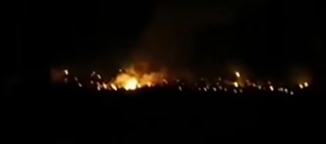 الفيديو قديم ولا يظهر غارات إسرائيلية على مطار كويرس في حلب