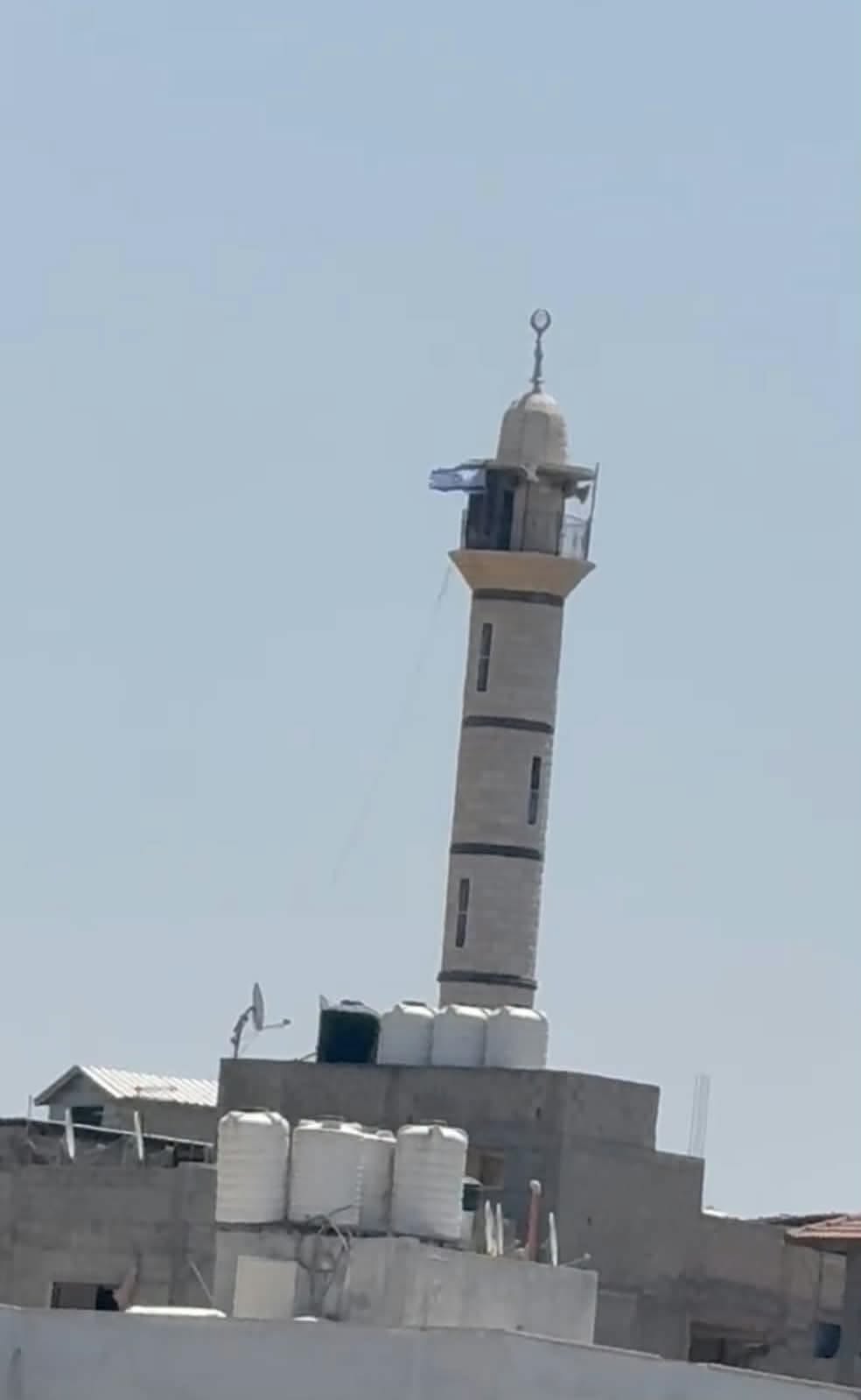 الفيديو ليس لرفع العلم الإسرائيلي فوق مسجد في سوريا
