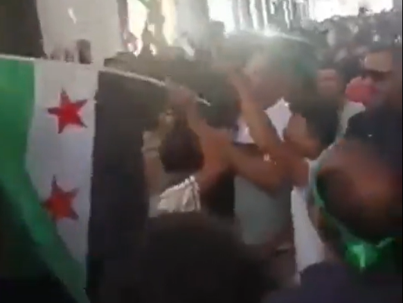 هل يظهر الفيديو مظاهرة حديثة في سوريا دعماً لجماعة الحوثي؟
