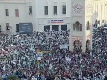 مقطع هتاف "الشعب يريد إسقاط النظام" يعود لاحتفالية ذكرى التحرير في حماة وجرى التلاعب بصوته الأصلي