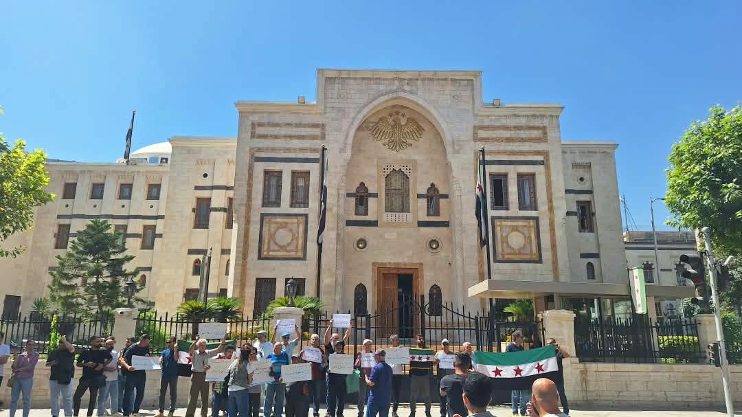 توقيف أربعة من المشاركين في وقفة احتجاجية أمام مجلس الشعب في دمشق