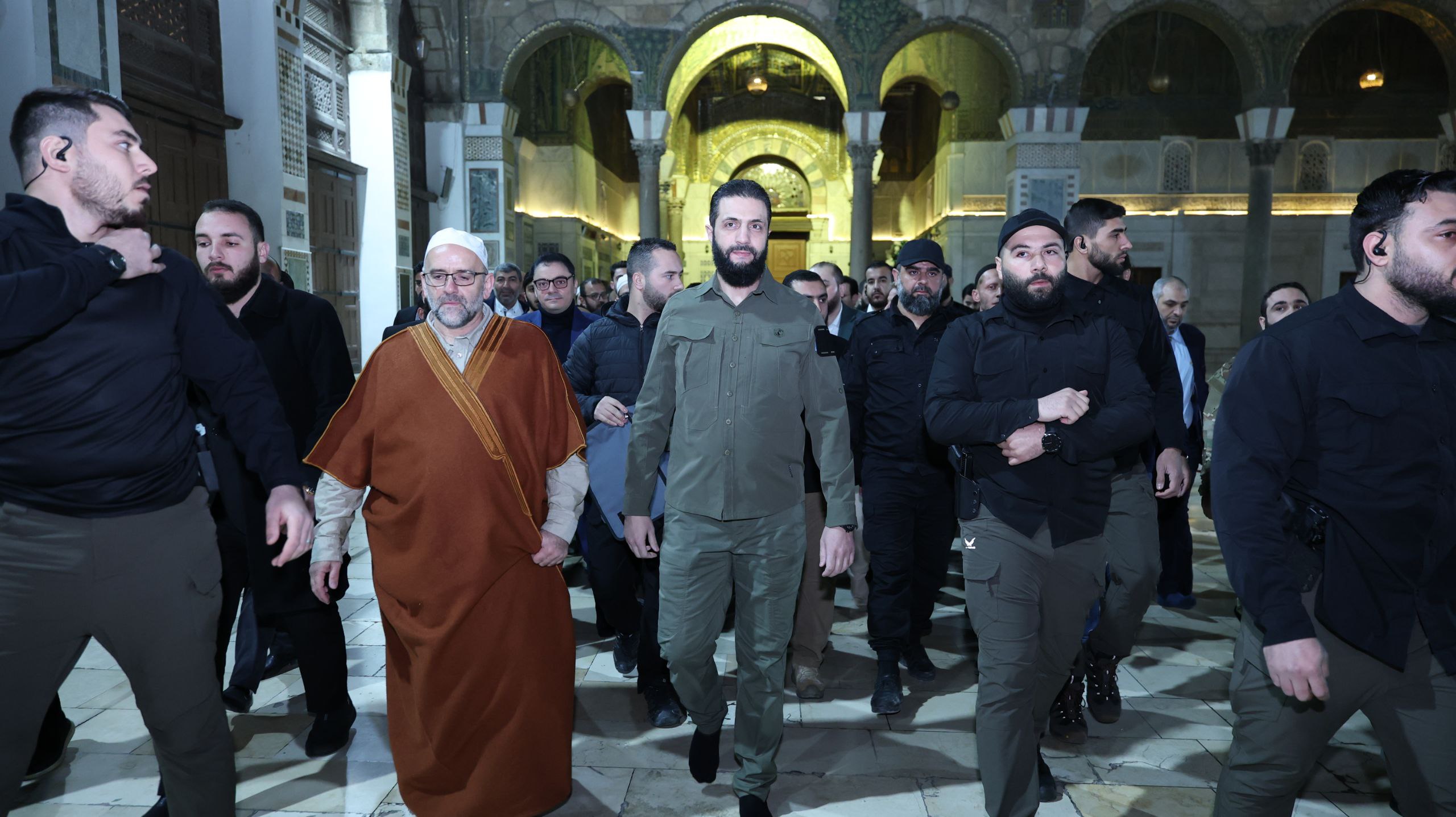 التلاعب بفيديو الرئيس الشرع في المسجد الأموي بإضافة صوت لفلسطيني يهاجم لفظياً