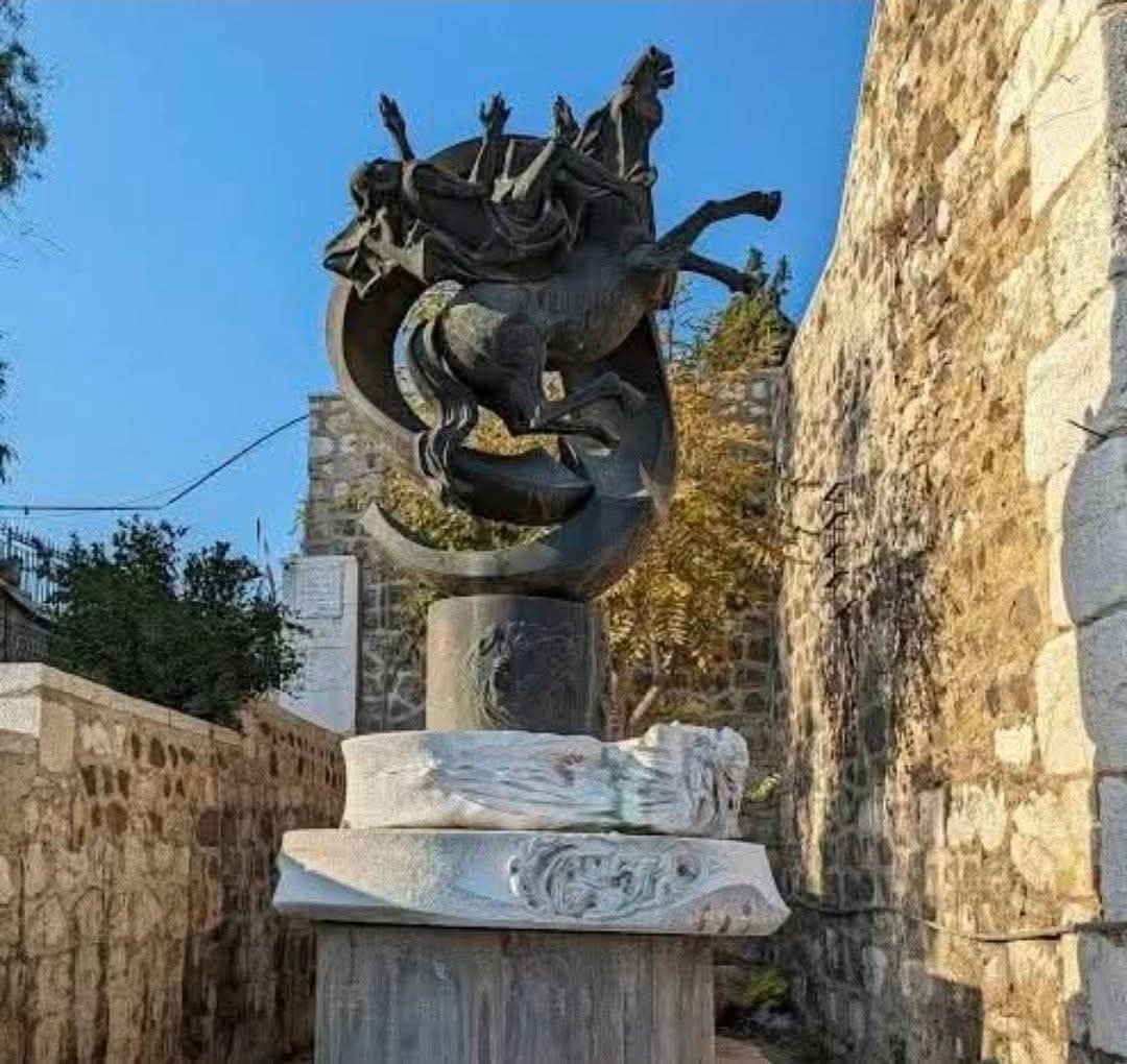 التمثال قبل السرقة