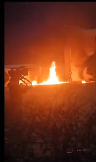 يظهر في اللقطة وجود مصور يحمل معدات احترافية