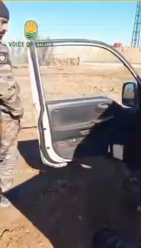 يظهر على كتف الجندي شعار وزارة الدفاع السورية