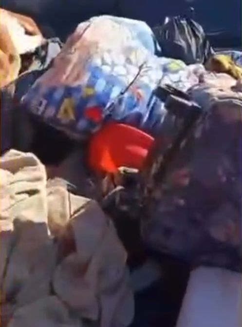 أمتعة شخصية وحقائب وبطانيات وأواني منزلية