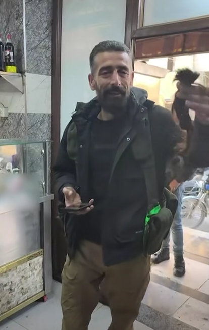 صورة رامي الدهش حاملاً الضفيرة.