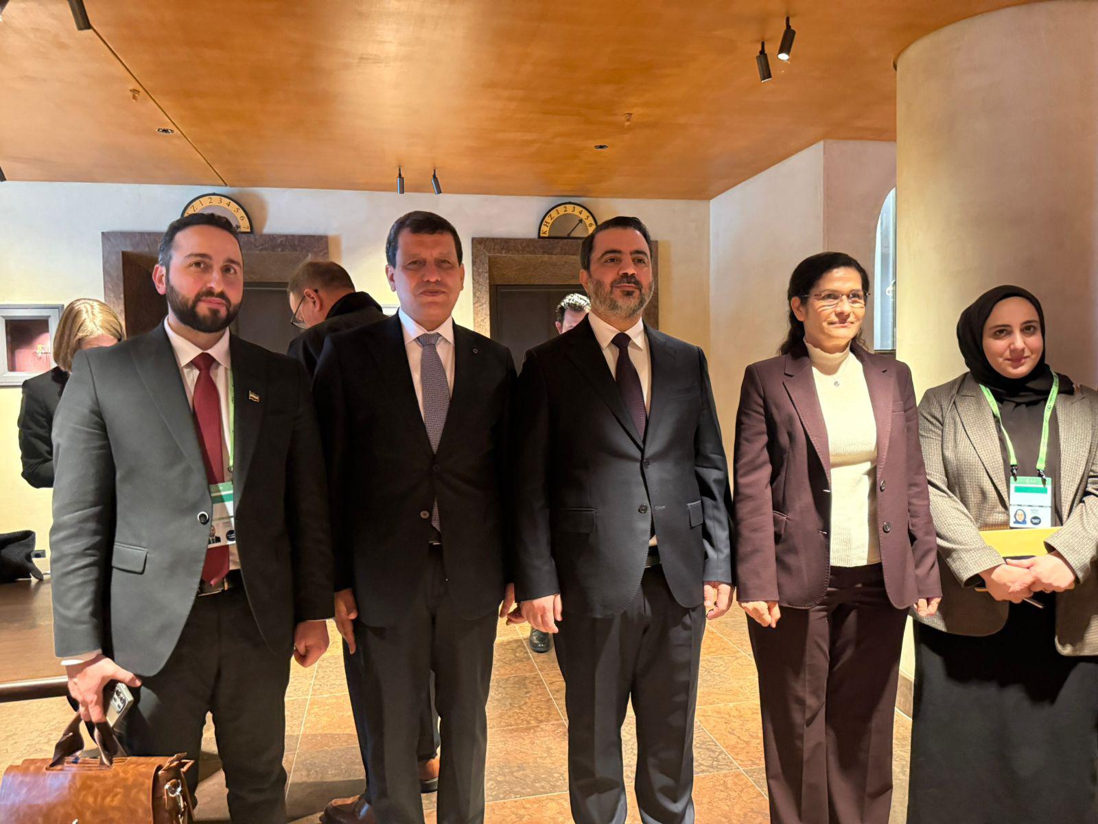 صورة للشيباني وعبدي وإلهام أحمد