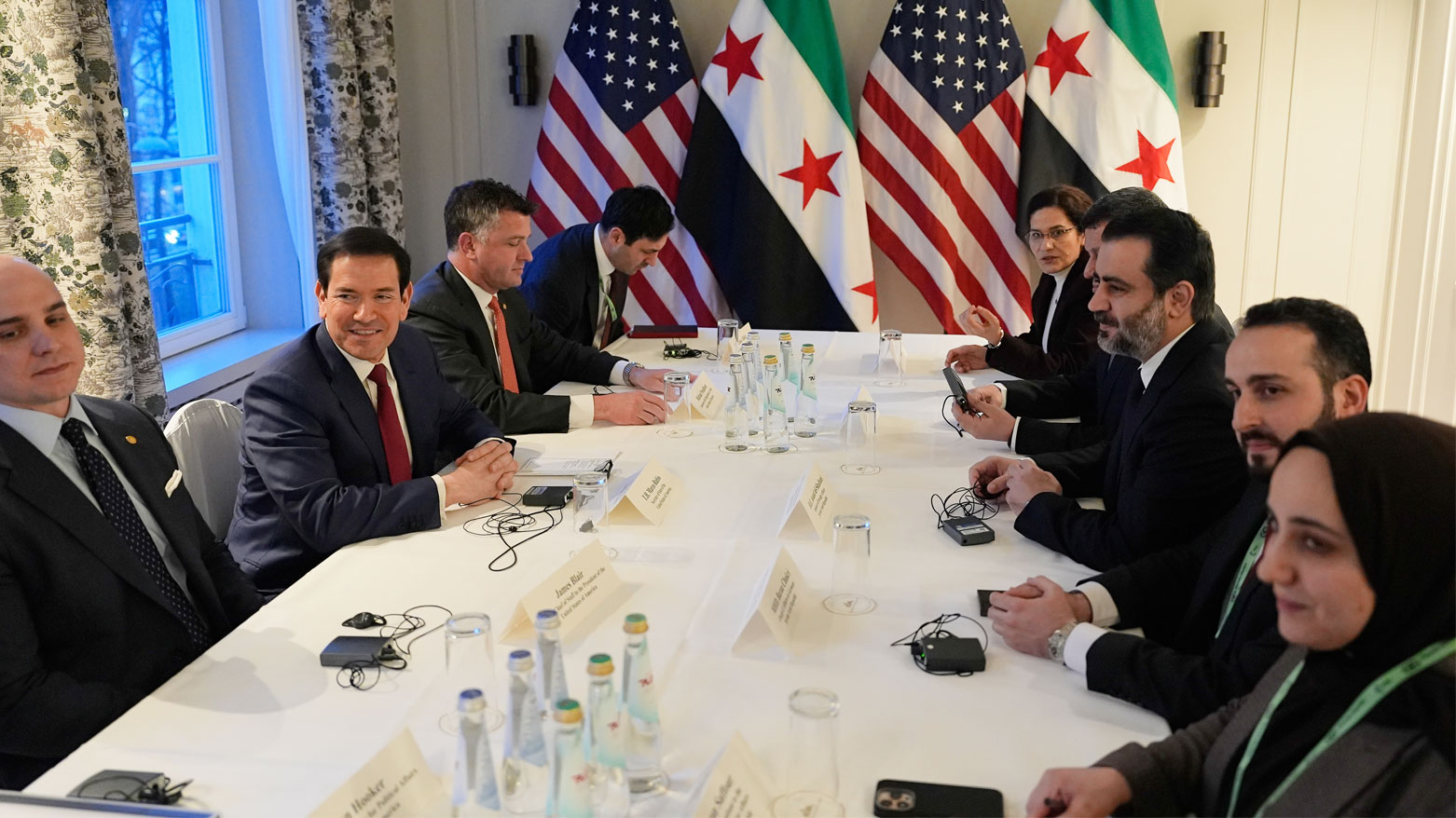 صورة للمجتمعين.