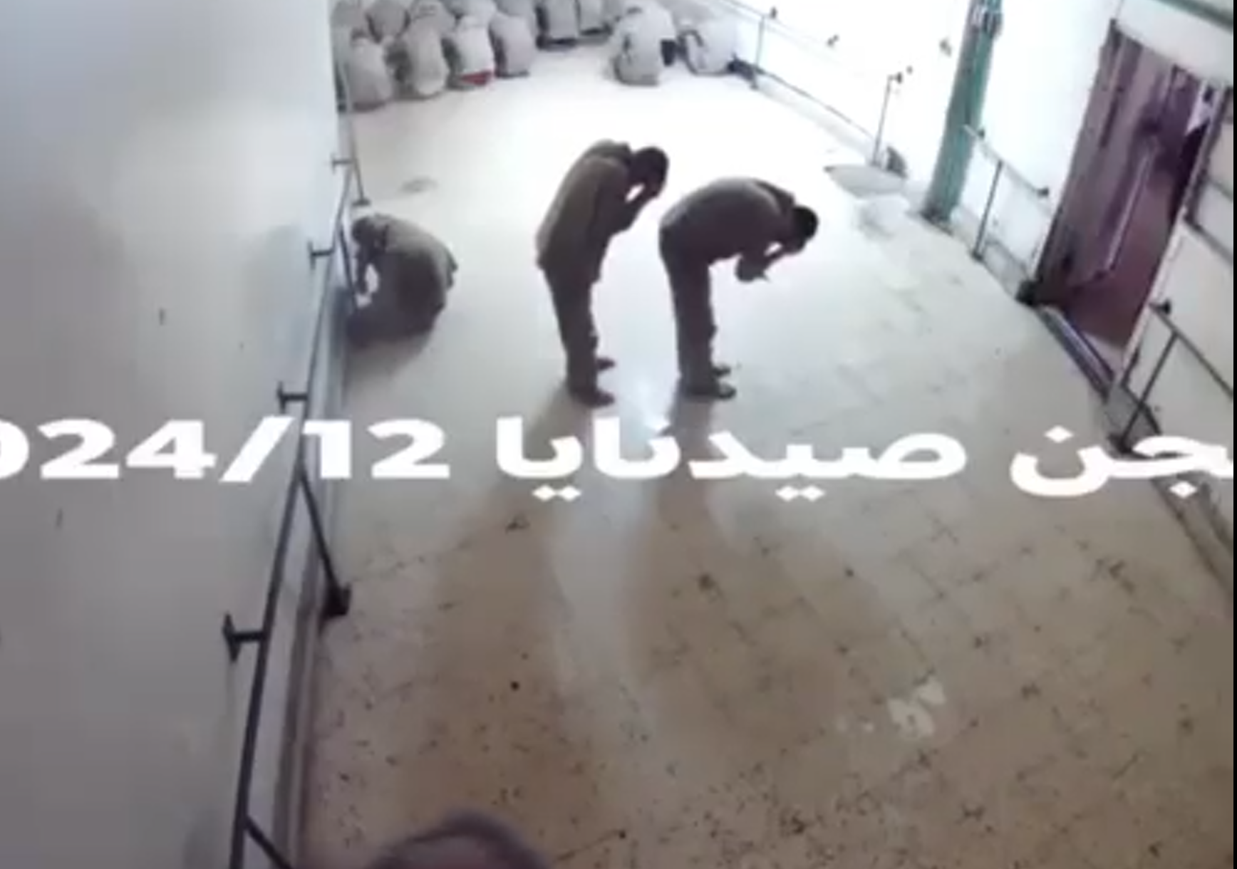 صورة للمعتقلين والعنصر الذي استدعاهم